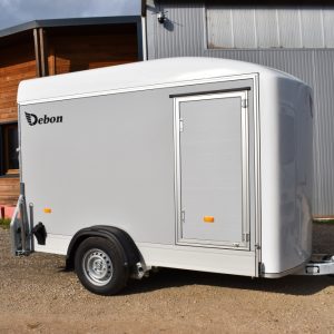 La remorque fourgon Debon Roadster 300 Composite est équipée d'un déflecteur de toit en polyester coloris blanc. Contactez les Vans Laissac